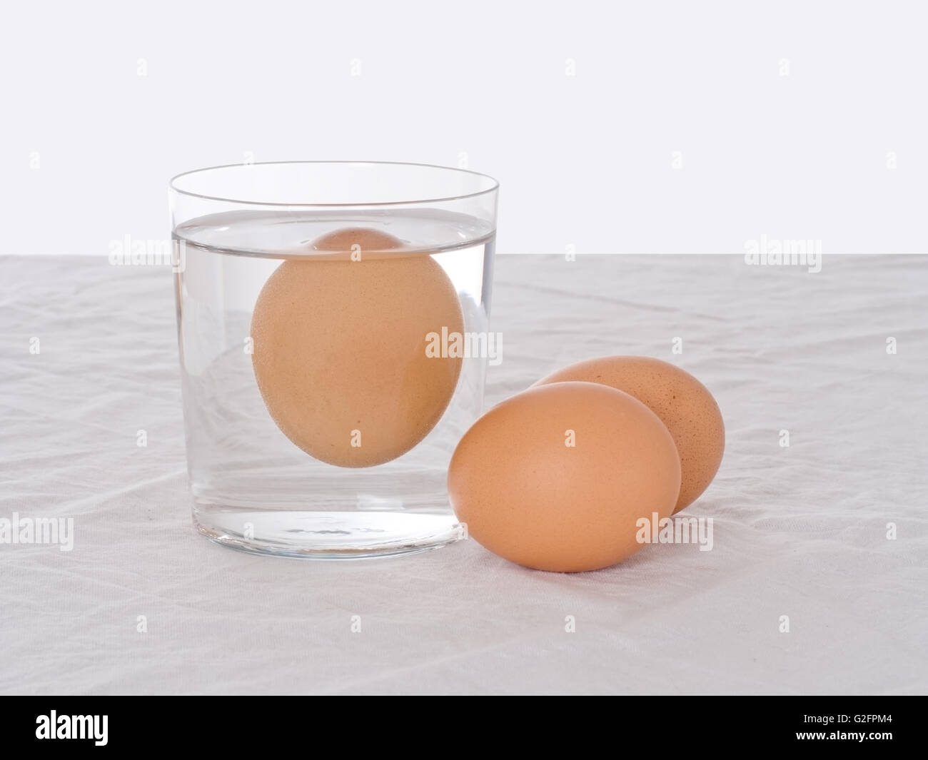 Il marcio, bad egg galleggianti in acqua. In vecchio stile prova. Foto Stock