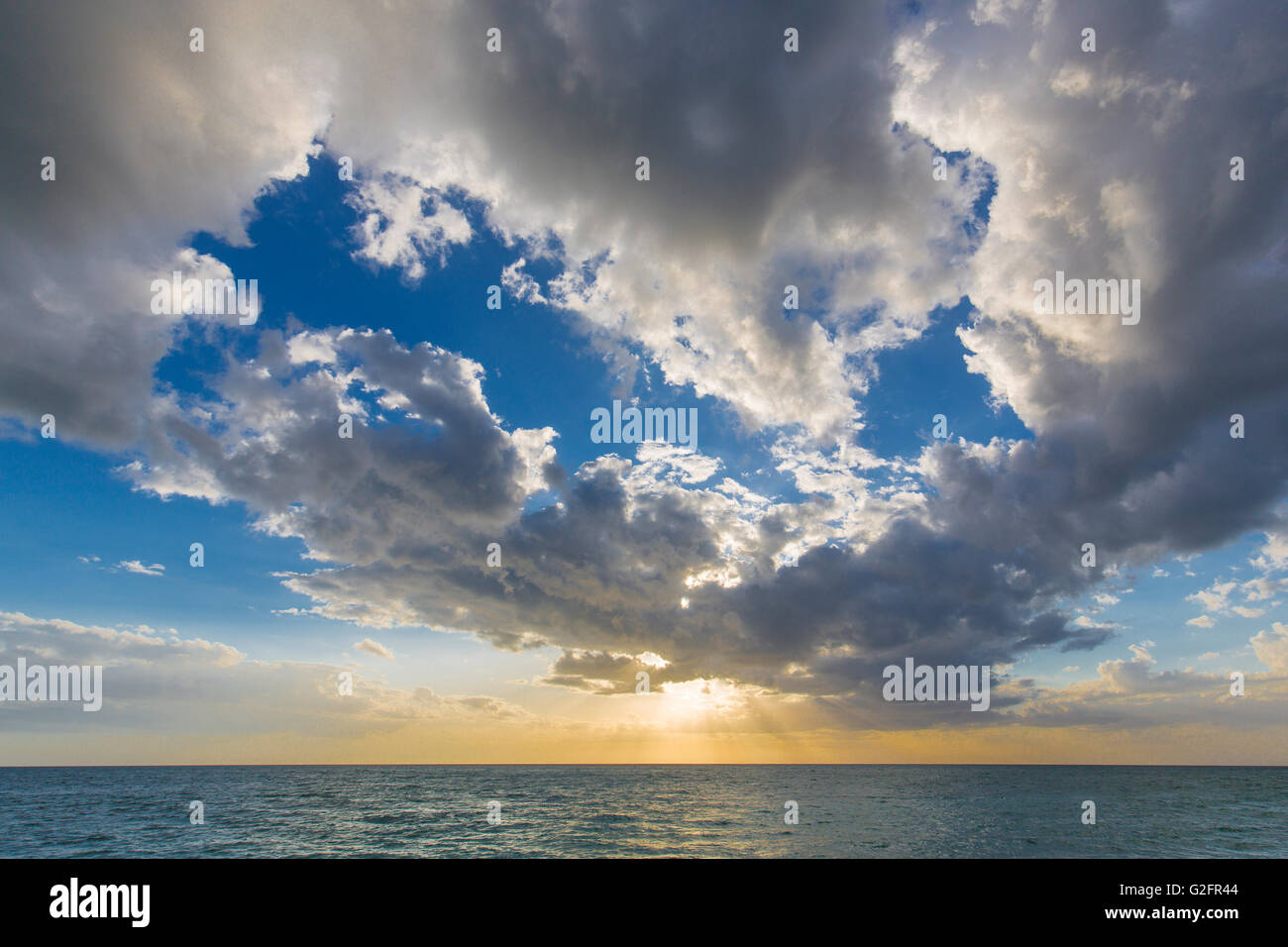 Più tardi nel pomeriggio tramonto spettacolare cielo sopra il Golfo del Messico dal Caspersen Beach in Florida Venezia Foto Stock
