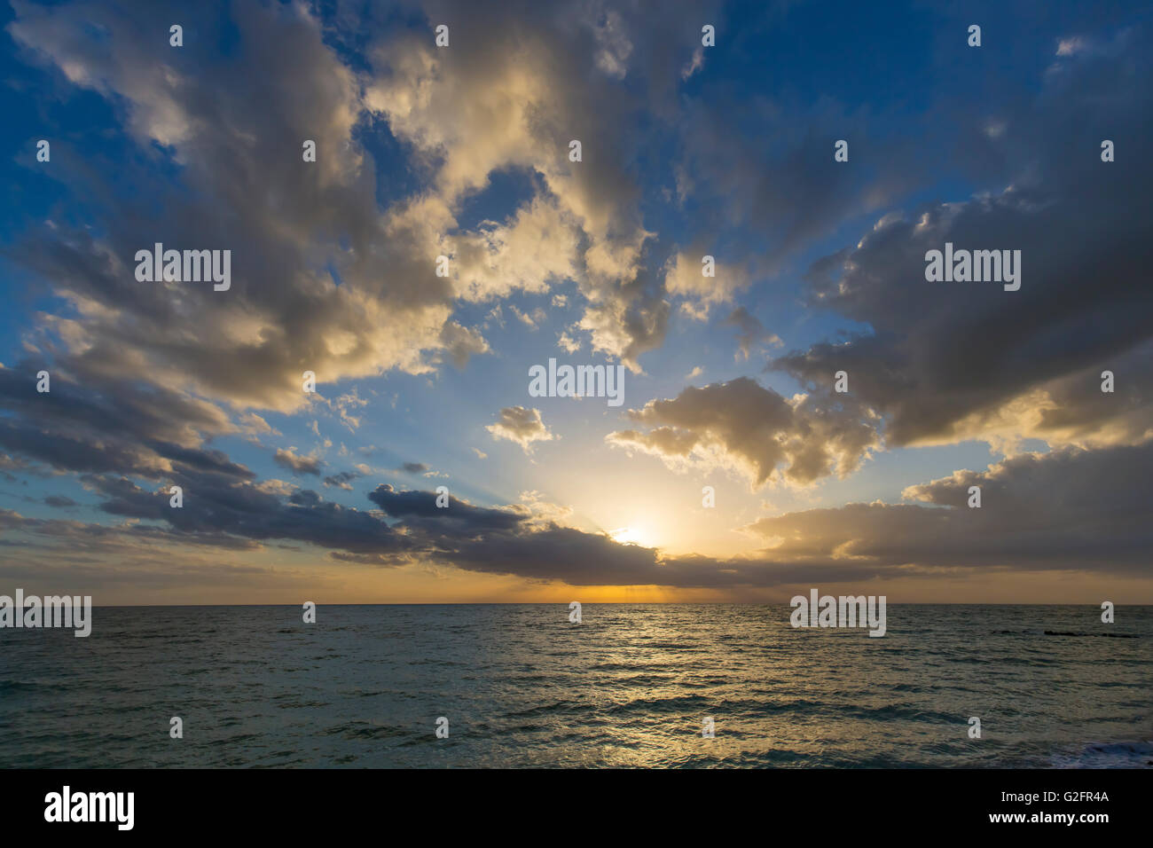 Più tardi nel pomeriggio tramonto spettacolare cielo sopra il Golfo del Messico dal Caspersen Beach in Florida Venezia Foto Stock