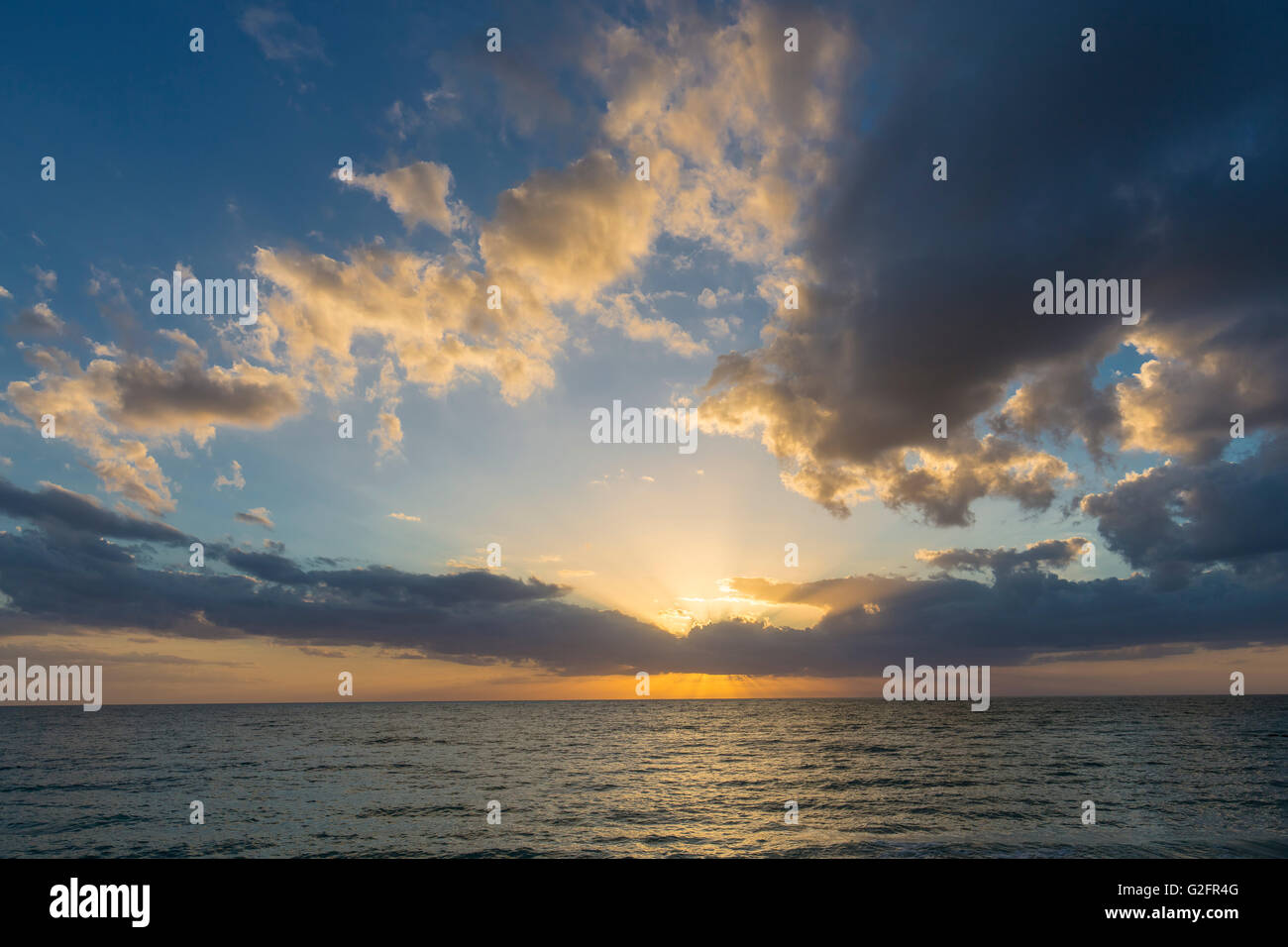 Più tardi nel pomeriggio tramonto spettacolare cielo sopra il Golfo del Messico dal Caspersen Beach in Florida Venezia Foto Stock
