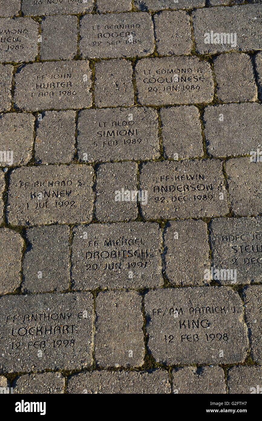 I nomi dei caduti vigile del fuoco e della EMT adornano mattoni presso il Chicago Fire Department memorial. Foto Stock