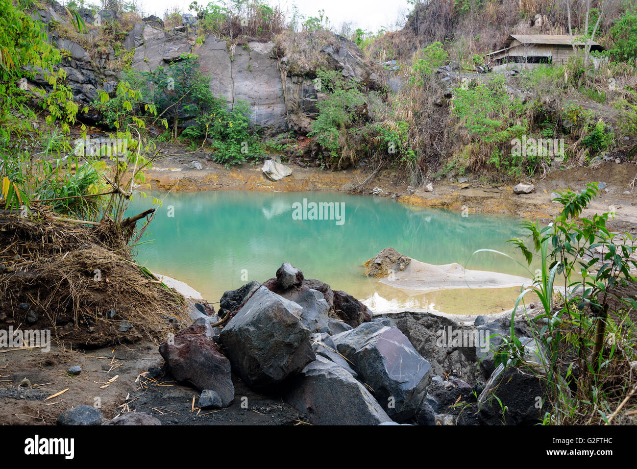 Acido solforico lago ai piedi del vulcano Lokon-Empung. Tomohon. Nord Sulawesi. Indonesia Foto Stock