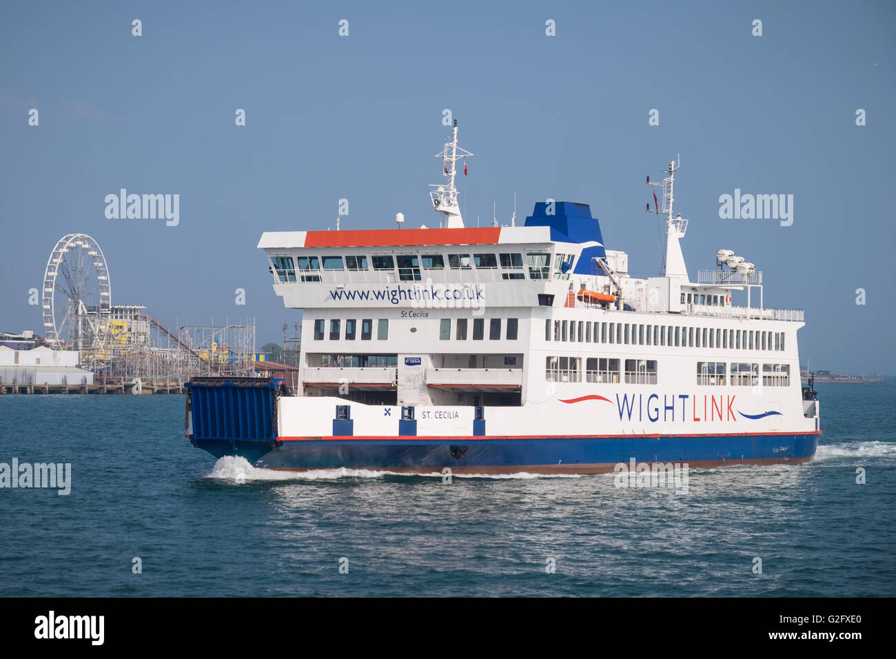 Il Wightlink traghetto per auto, Santa Cecilia, passando Clarence Pier come ella entra nel porto di Portsmouth. Foto Stock