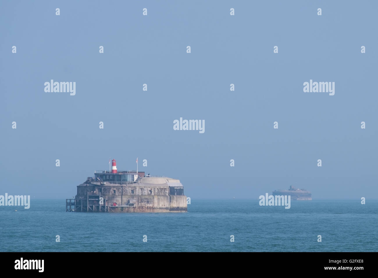 Solent Fortini, Spitbank Fort (sinistra) e Fort a ferro di cavallo (destro) su una calda e chiara e calma giorno nel Solent. Foto Stock