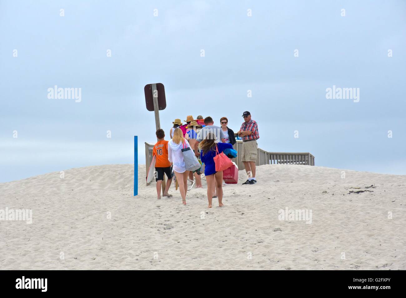 Per coloro che godono di una giornata rilassante sulla spiaggia con gli amici e la famiglia Foto Stock