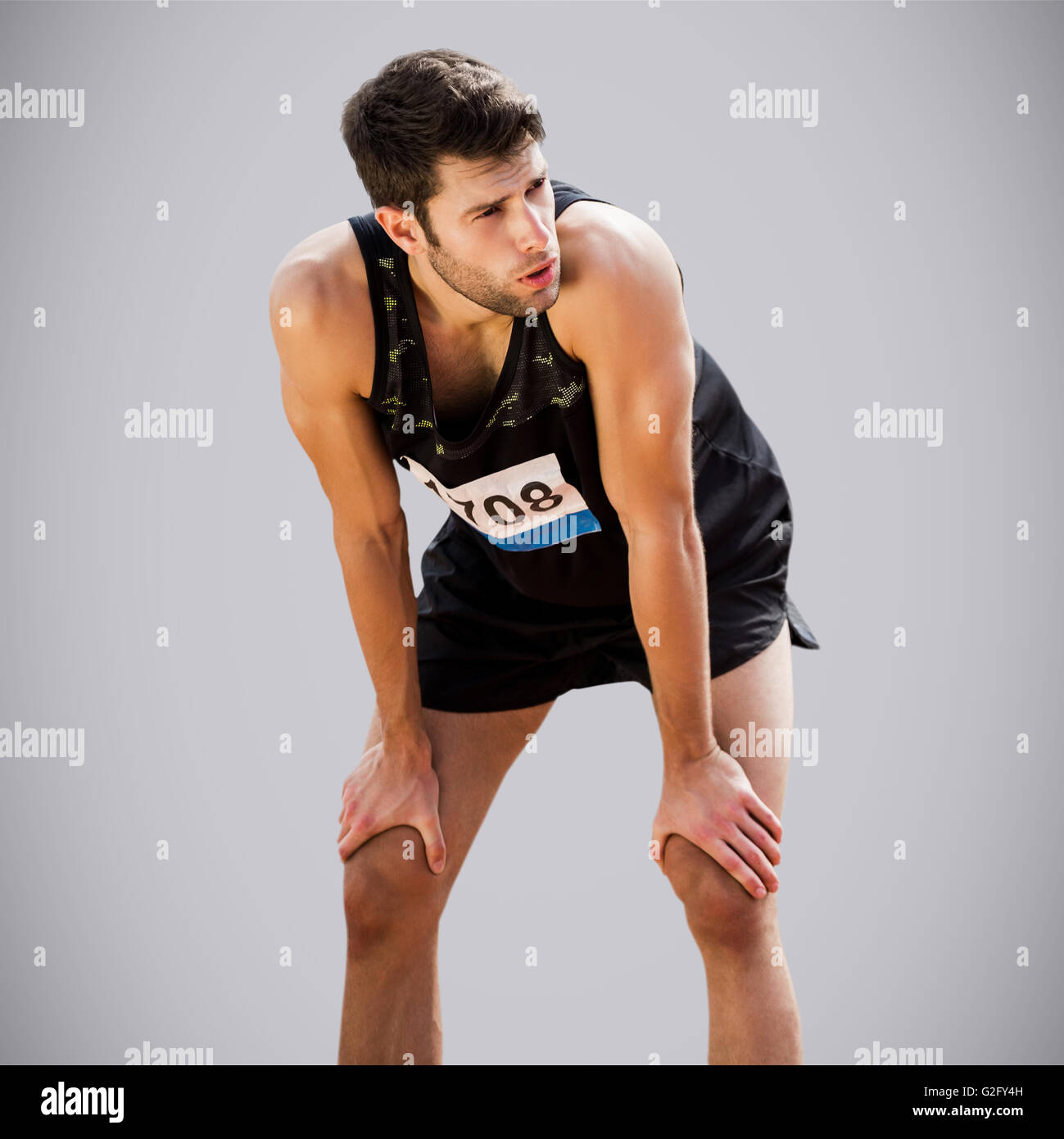 Immagine composita atletico di uomo in appoggio con le mani sulle ginocchia Foto Stock