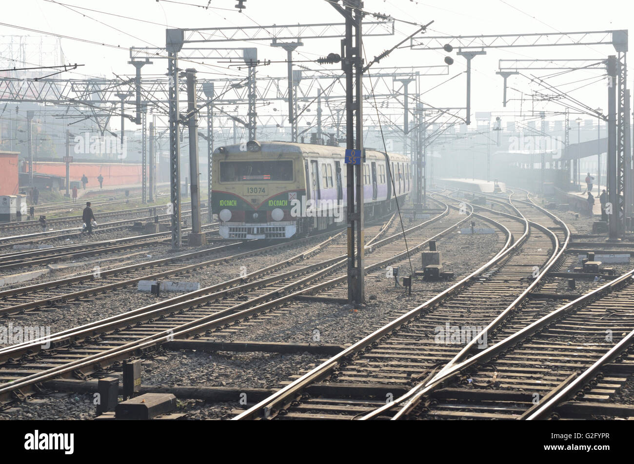Electric Multiple Unit o EMU treni pendolari, quella di Howrah Station yard, Calcutta, West Bengal, India Foto Stock