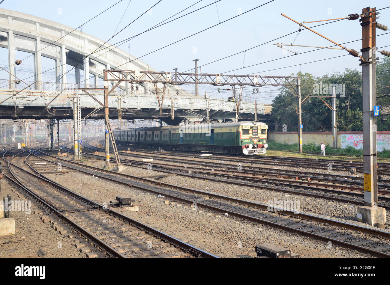 Electric Multiple Unit o EMU treni pendolari, quella di Howrah Station yard, Calcutta, West Bengal, India Foto Stock