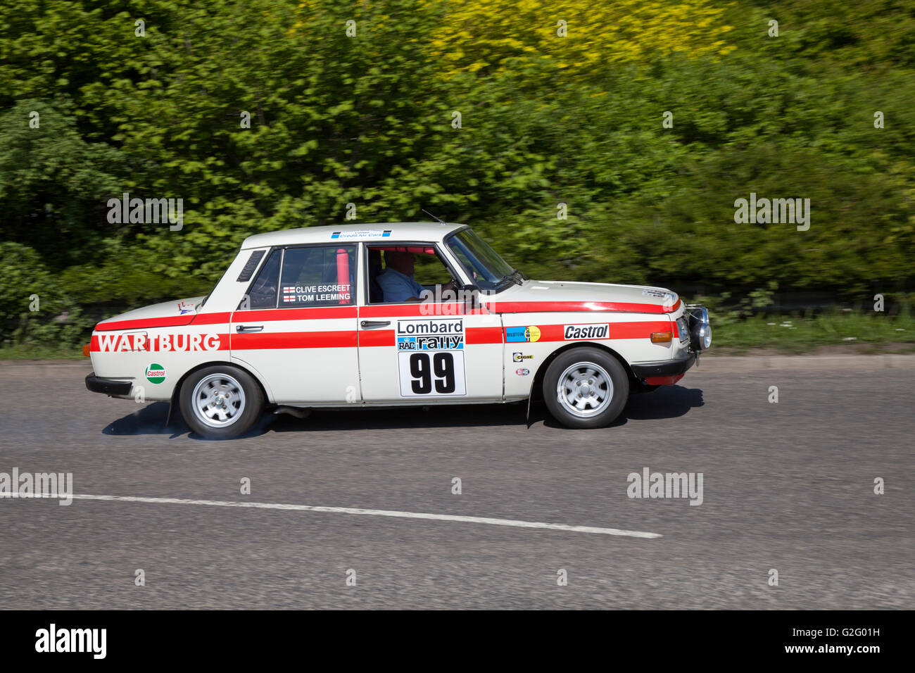 Tom Leeming e Clive Escreet 1972 arancione lombardo Wartburg 99 auto da rally a potenza Pendle Fest, un classico, veterano e heritage motor show tenutosi al Nelson & Colne College, Barrowford, Lancashire, Regno Unito Foto Stock