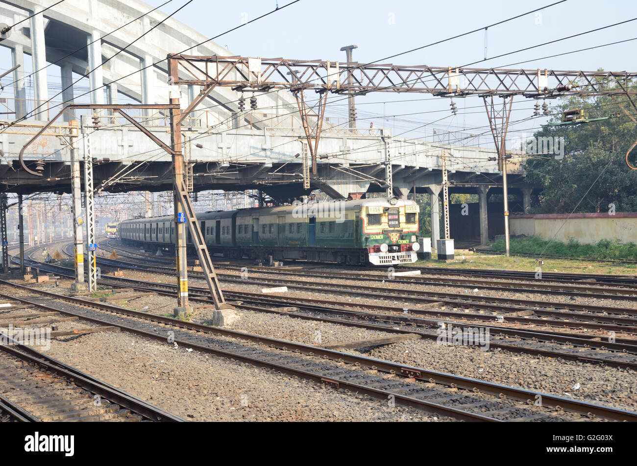Electric Multiple Unit o EMU treni pendolari, quella di Howrah Station yard, Calcutta, West Bengal, India Foto Stock