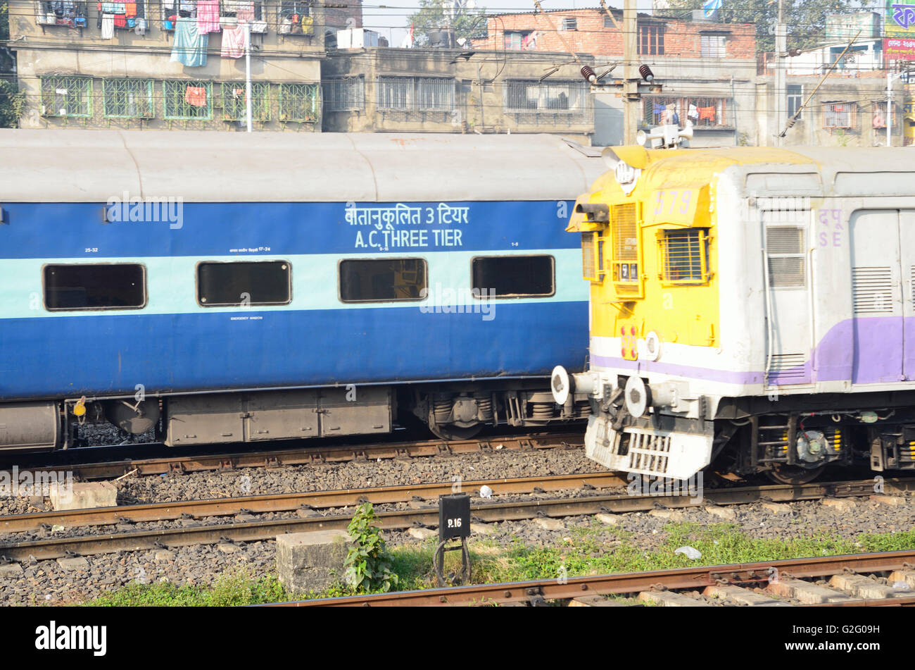 Electric Multiple Unit o EMU treni pendolari, quella di Howrah Station yard, Calcutta, West Bengal, India Foto Stock