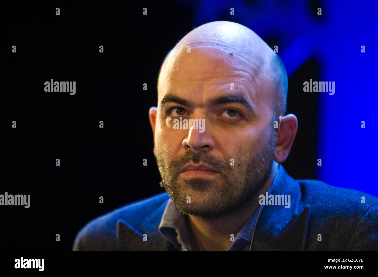 Roberto Saviano giornalista investigativo & autore che ha esposto la criminalità organizzata in Italia a parlare sul palco a Hay Festival 2016 Foto Stock