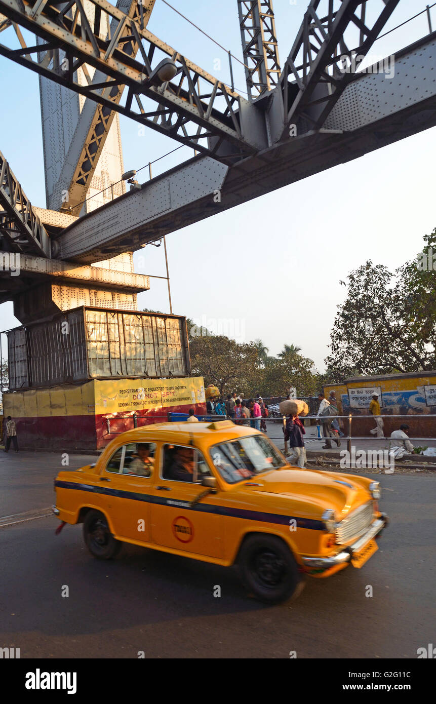 Occupato il traffico su quella di Howrah Bridge, Calcutta, West Bengal, India Foto Stock