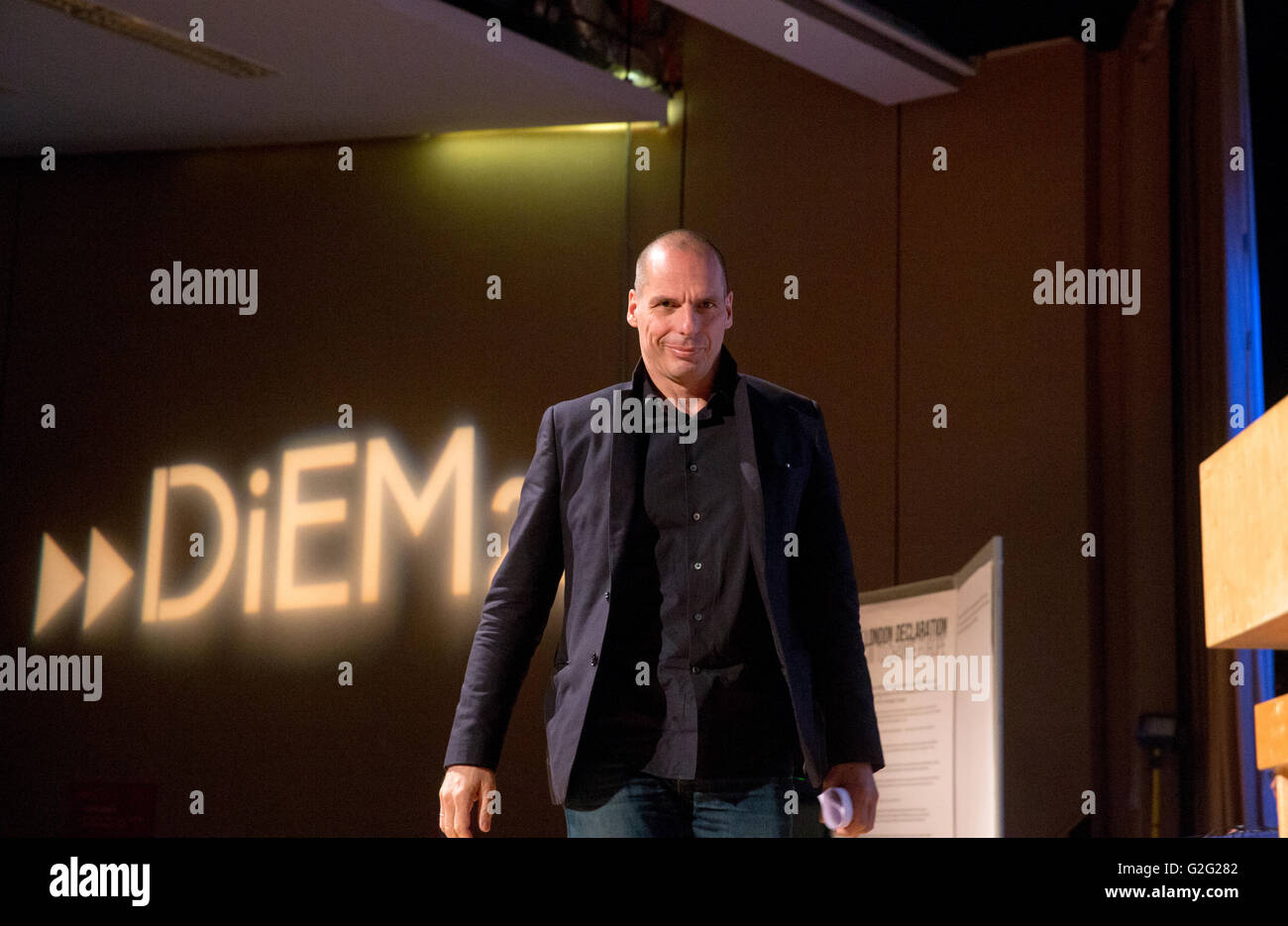 Ex il ministro greco delle finanze Yanis Varoufakis parla di un "voto nell' conferenza di Londra. Foto Stock