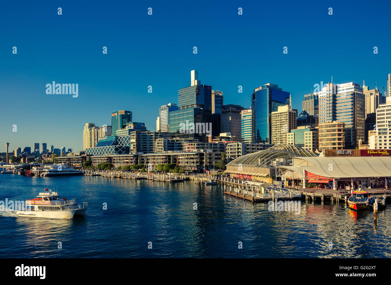 Sydney, Australia - 14 Settembre 2012: Bella Darling Harbour skyline con barche al tramonto. Foto Stock