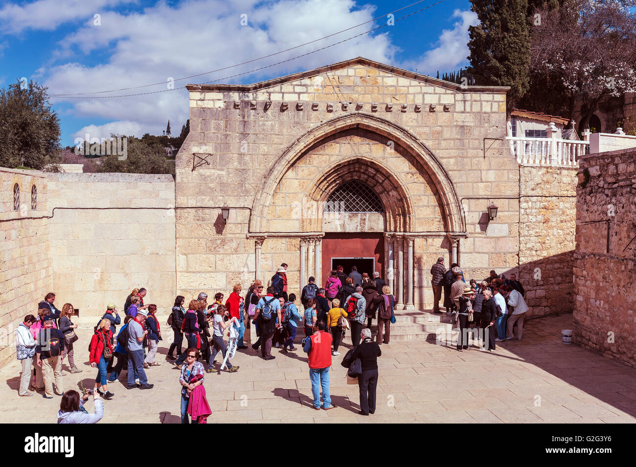 Gerusalemme, Israele - 20 febbraio 2013: turisti entrare Tomba della Vergine Maria al torrente Kidron Foto Stock