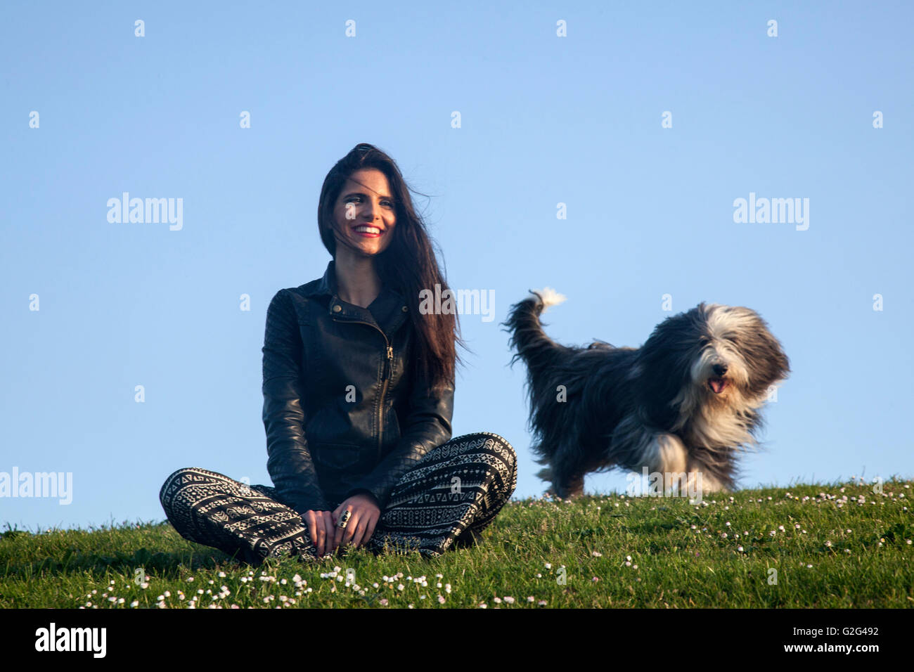 Ritratto di donna sorridente e cane sull'erba Foto Stock