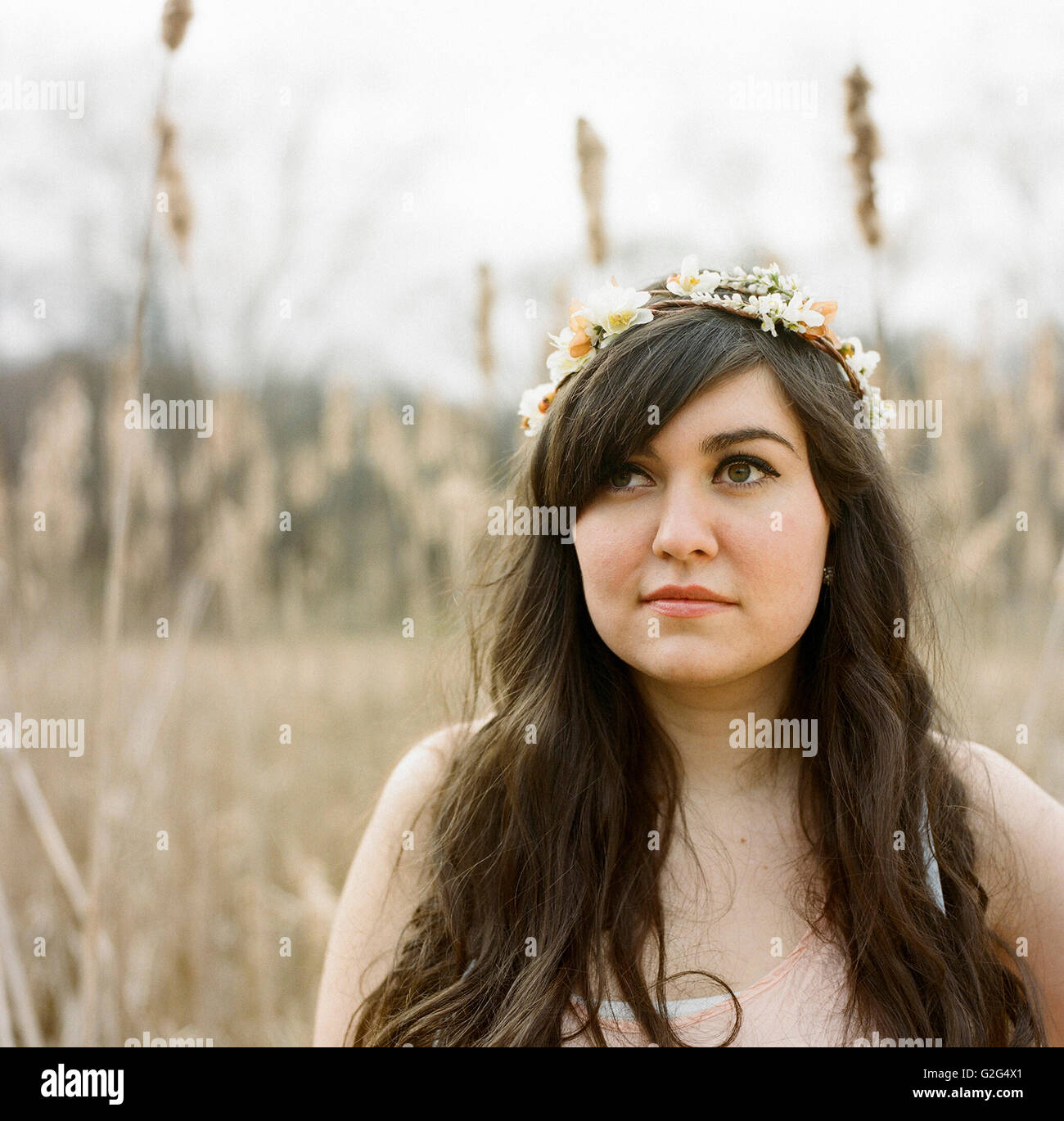 Giovane donna indossa corona floreale Foto Stock