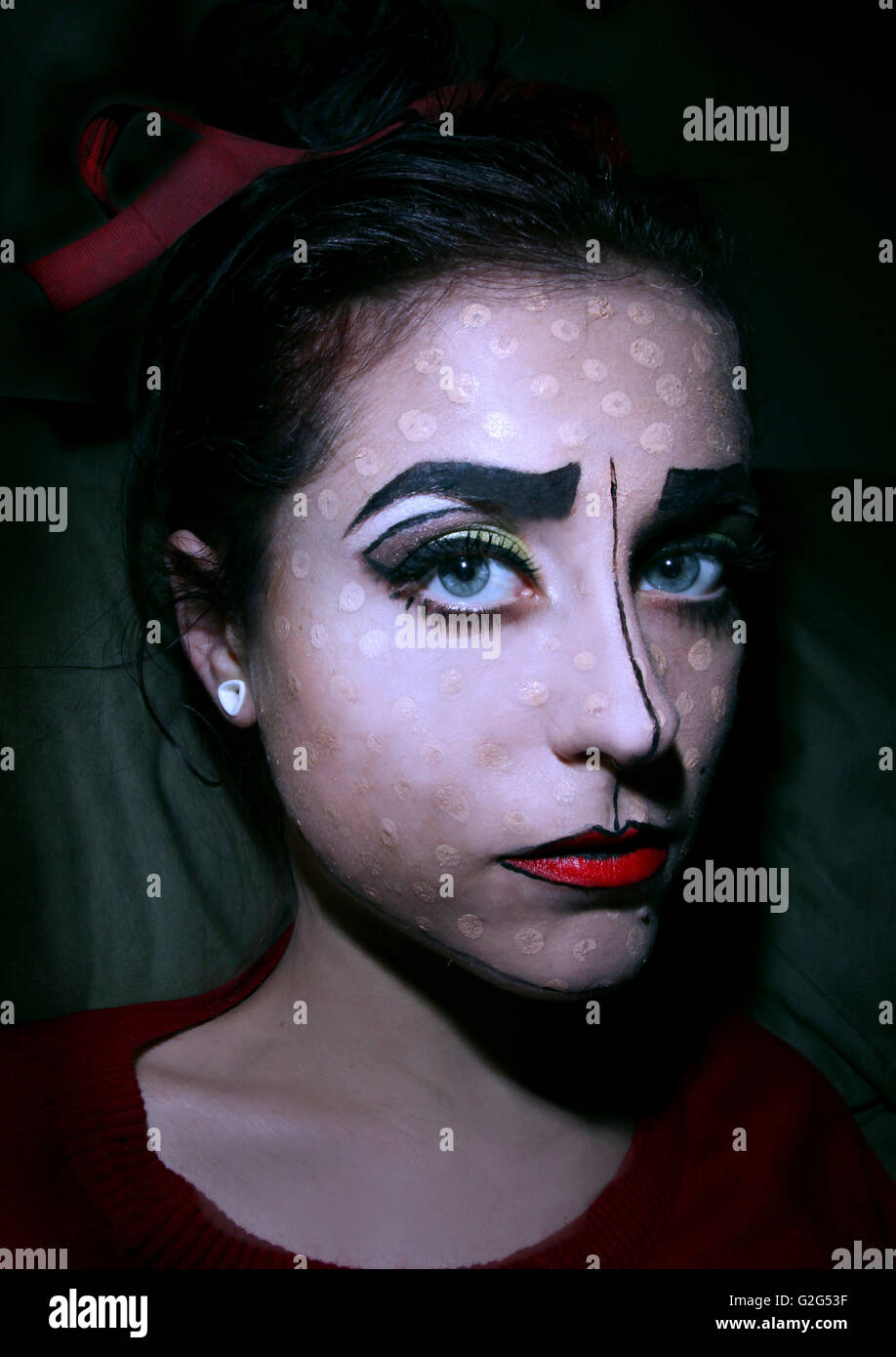 Donna con dipinti faccia Clown-Like Foto Stock