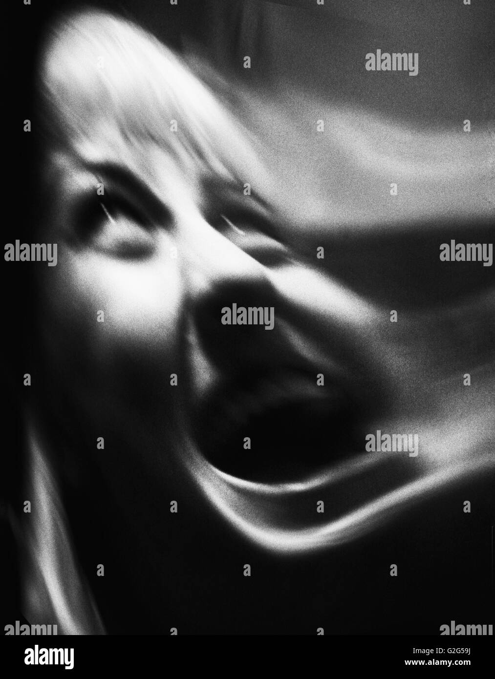 Distorto ritratto di donna urlare, Close-Up Foto Stock