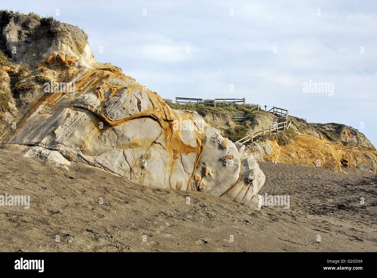 Colorate sul lato scogliera bluff On Moonstone spiaggia nella città di Cambria, California Foto Stock