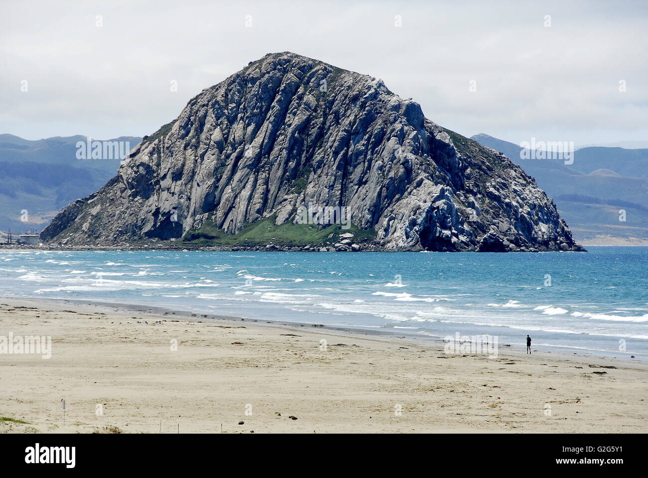 Morro rock come si vede dal Morro stato parco spiaggia di Morro Bay, California Foto Stock