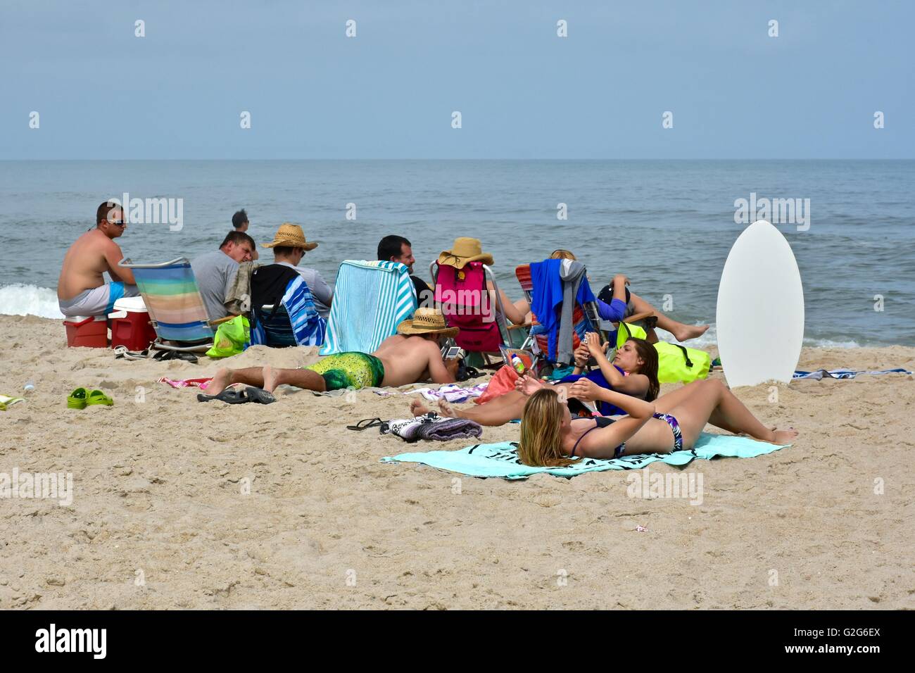 Per coloro che godono di una giornata rilassante sulla spiaggia con gli amici e la famiglia Foto Stock