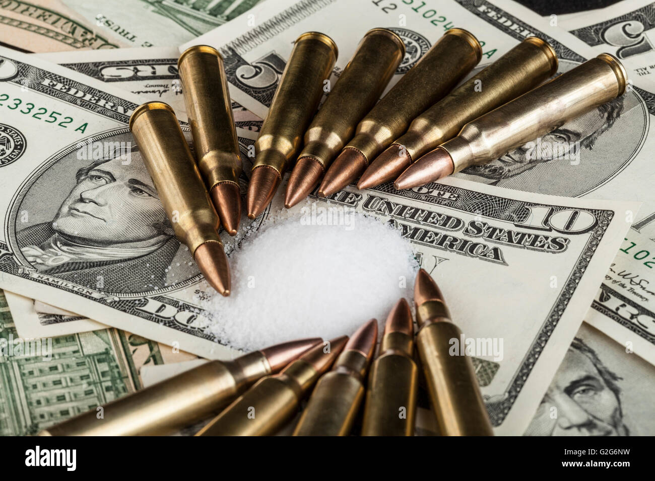 Elenchi puntati sul dollaro banconote con il bianco di farmaci in polvere Foto Stock