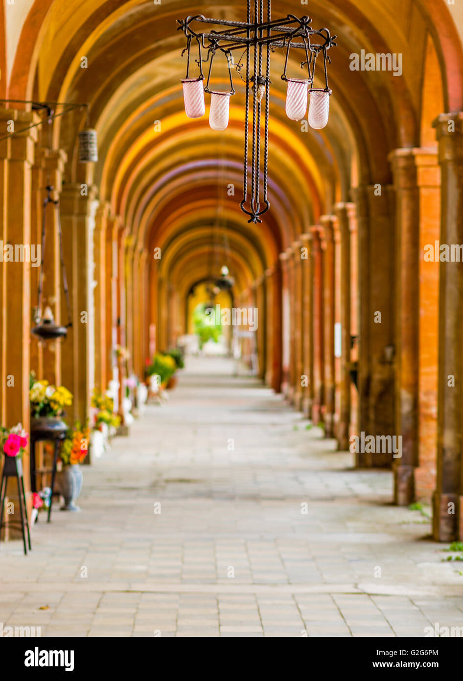 Galleria delle arcate nel cimitero e antico cimitero lampada fatta di ferro battuto Foto Stock