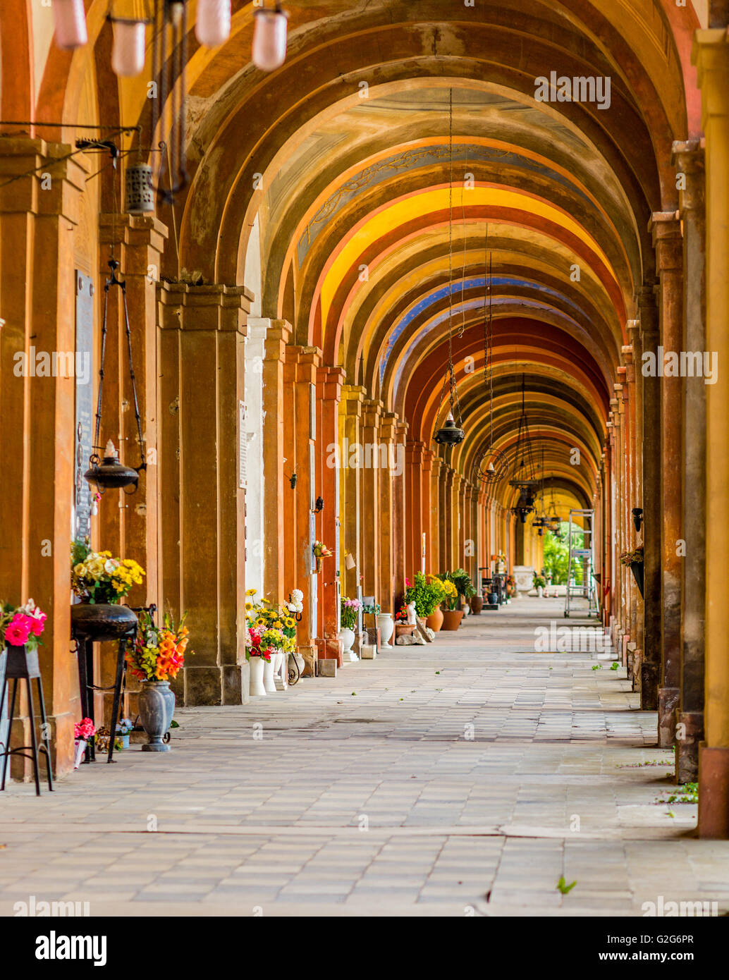 Galleria delle arcate nel cimitero e antico cimitero lampada fatta di ferro battuto Foto Stock