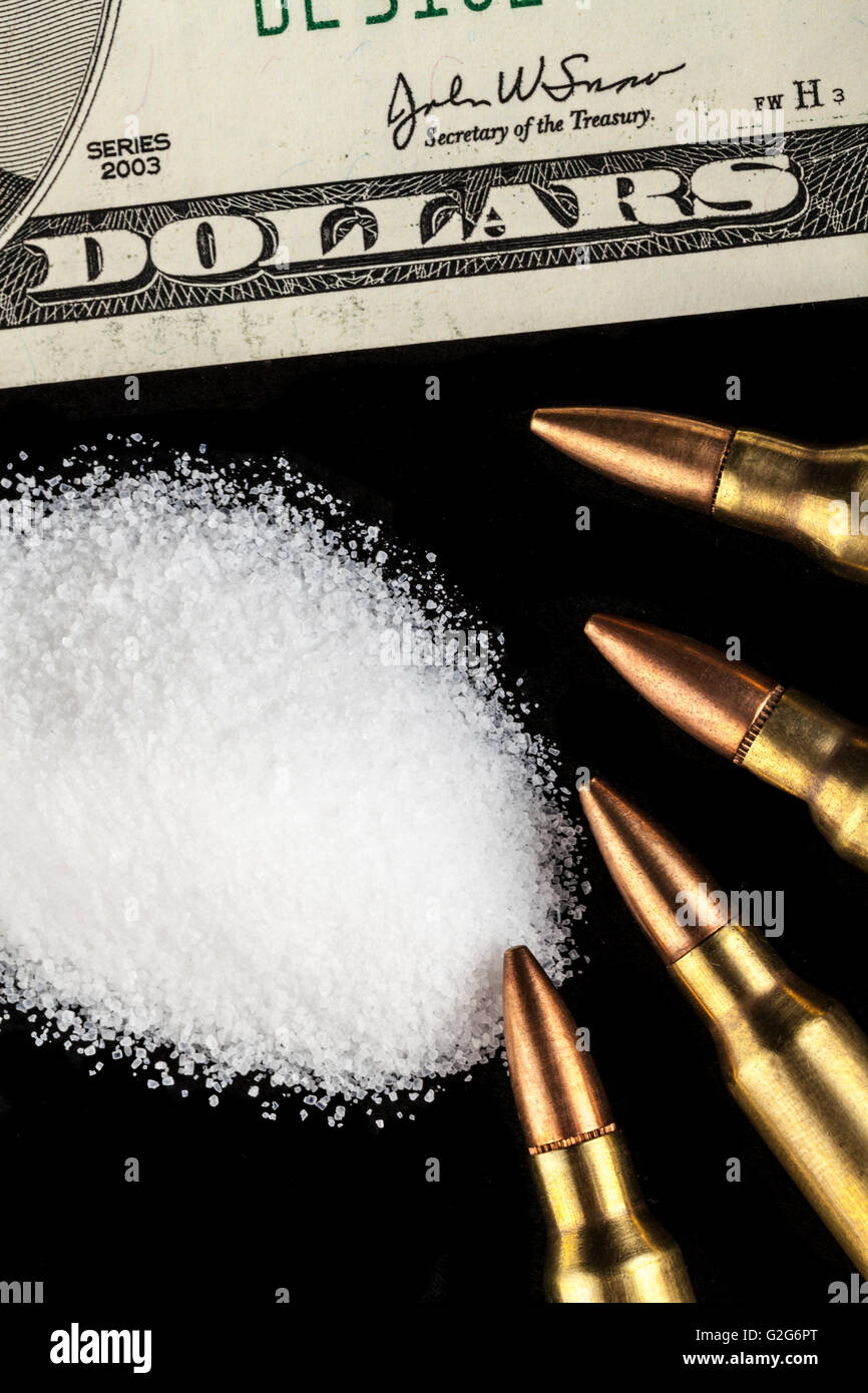 Proiettili con banconote di dollari con il bianco di farmaci in polvere su sfondo nero Foto Stock