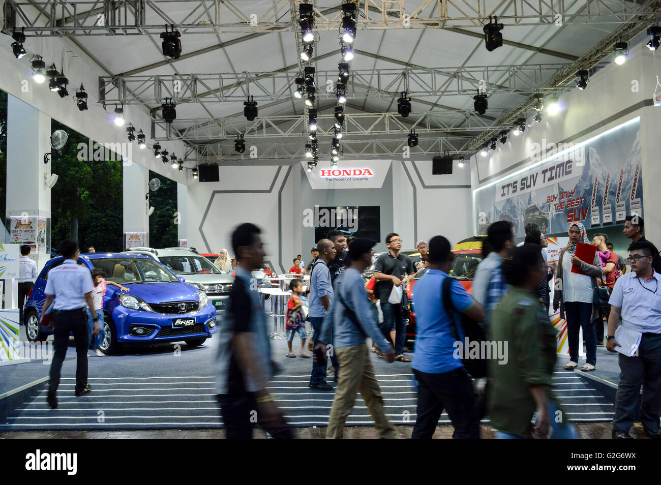 Le persone che visitano lo stand honda a evento automobilistico tumplek blek 2016, Jakarta, Indonesia Foto Stock