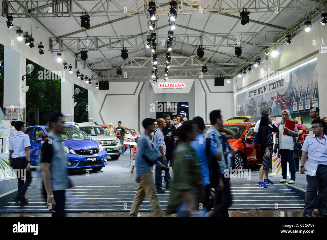 Le persone che visitano lo stand honda a evento automobilistico tumplek blek 2016, Jakarta, Indonesia Foto Stock