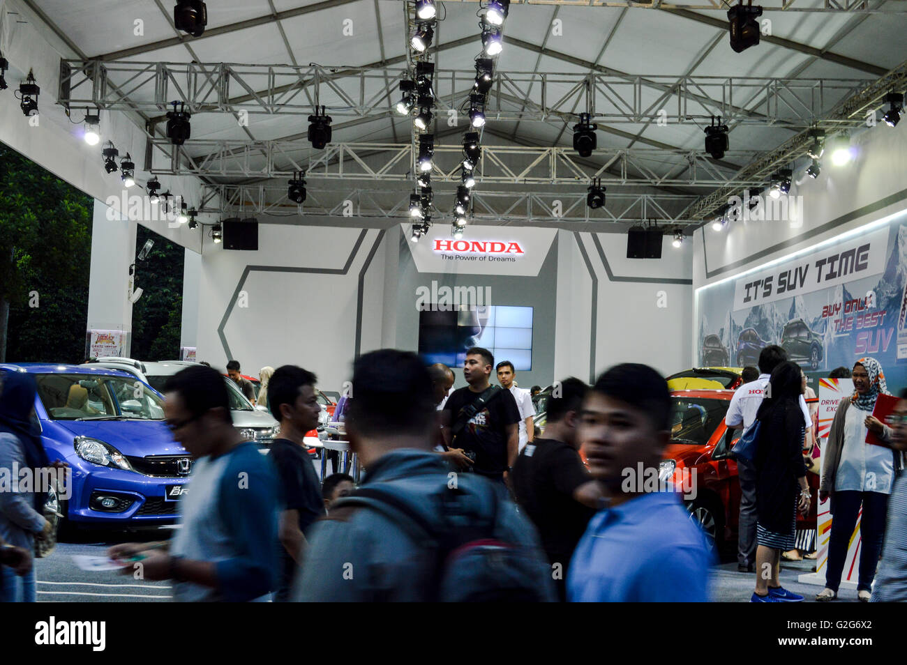 Le persone che visitano lo stand honda a evento automobilistico tumplek blek 2016, Jakarta, Indonesia Foto Stock