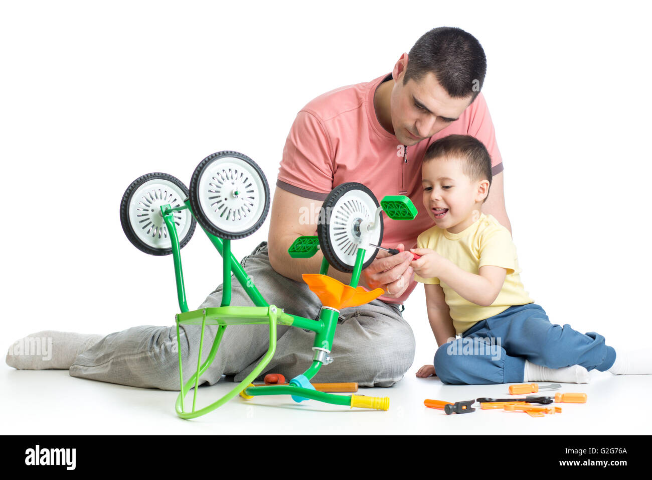 Kid boy e il suo papà che fissa i bambini bike Foto Stock