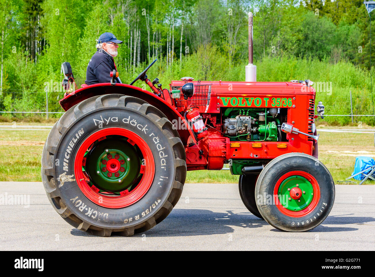 Emmaboda, Svezia - 14 Maggio 2016: la foresta e il trattore (Skog och traktor) fiera. Vintage trattori classic su parade. Qui un rosso 1954 Foto Stock