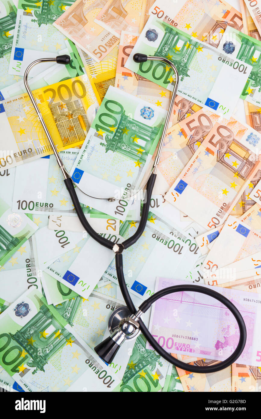Stetoscopio nero con la pila di banconote in euro Foto Stock
