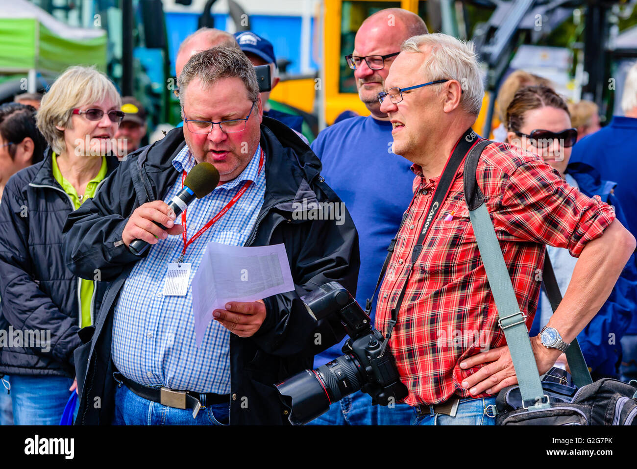 Emmaboda, Svezia - 14 Maggio 2016: la foresta e il trattore (Skog och traktor) fiera. Fotografo e altoparlante con microfono parlando ab Foto Stock