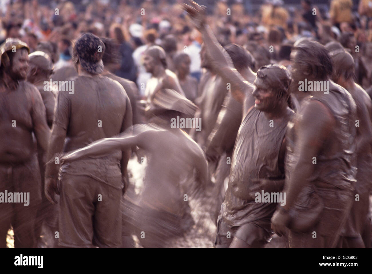 Gli uomini coperti di fango e ballare con la musica a Woodstock 94, Saugerties, New York. Il concerto si è tenuto in commemorazione dell'ori Foto Stock