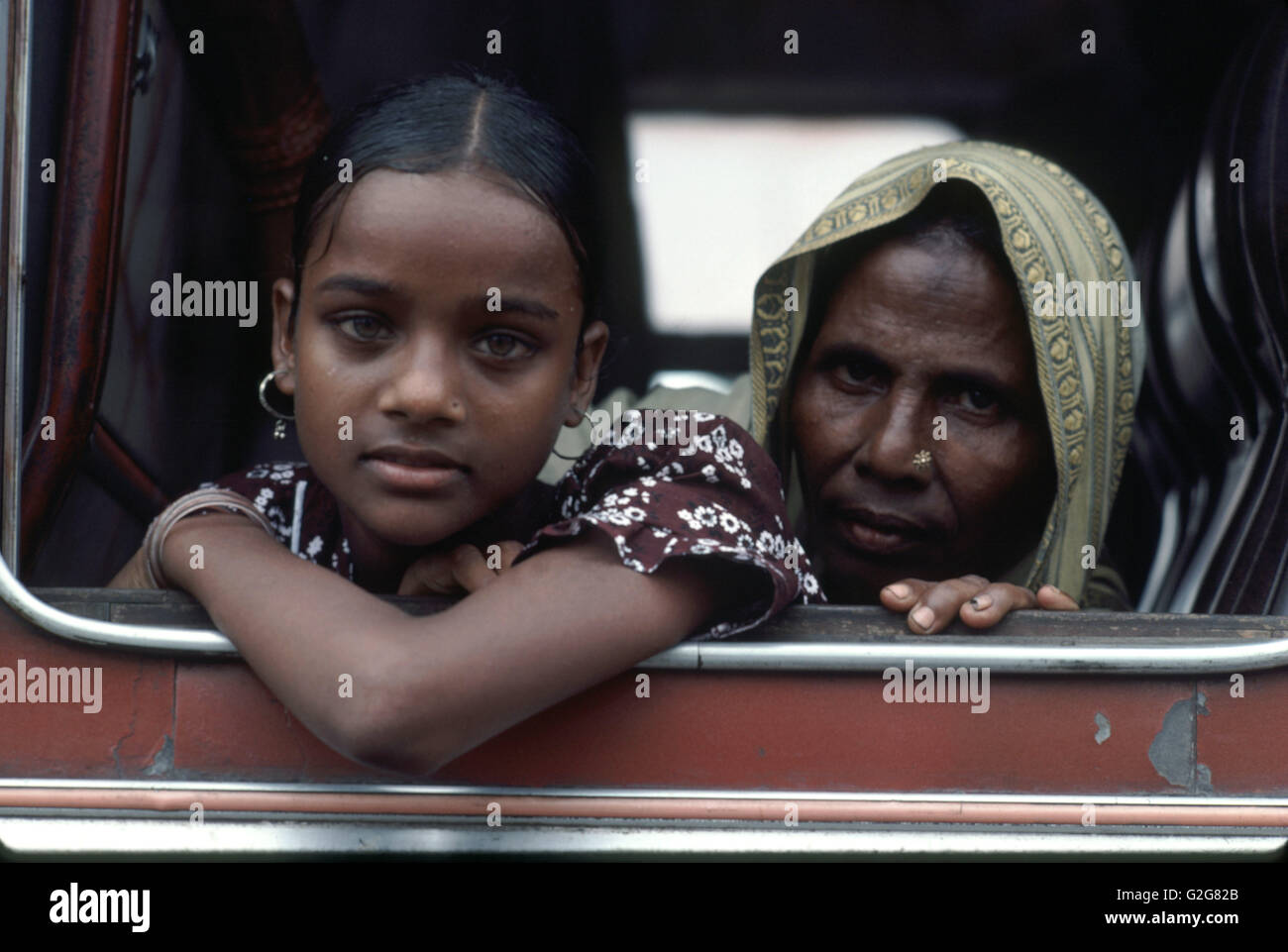 La ragazza e sua nonna a Calcutta, India. Foto Stock