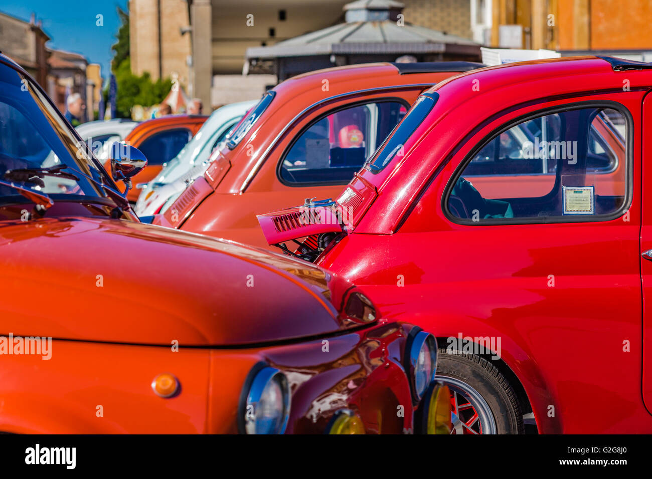 Auto d'epoca con colori luminosi, Italiano auto parcheggiate in righe Foto Stock