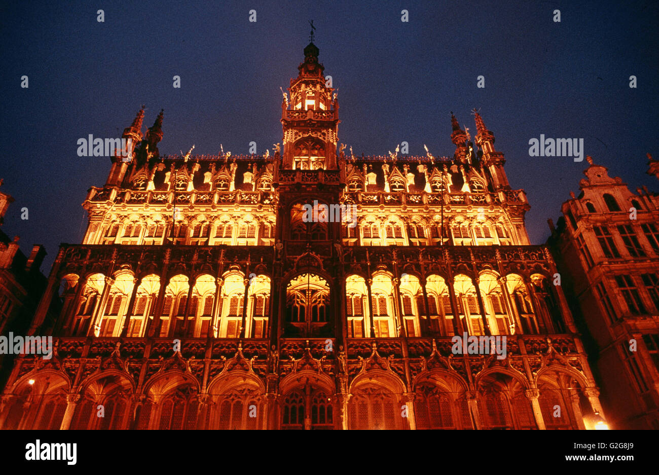 Il Belgio, Bruxelles. Il municipio costruito in stile gotico architettura civile del XV secolo. Questa fotografia è girato con Kodachrome 200. Foto Stock