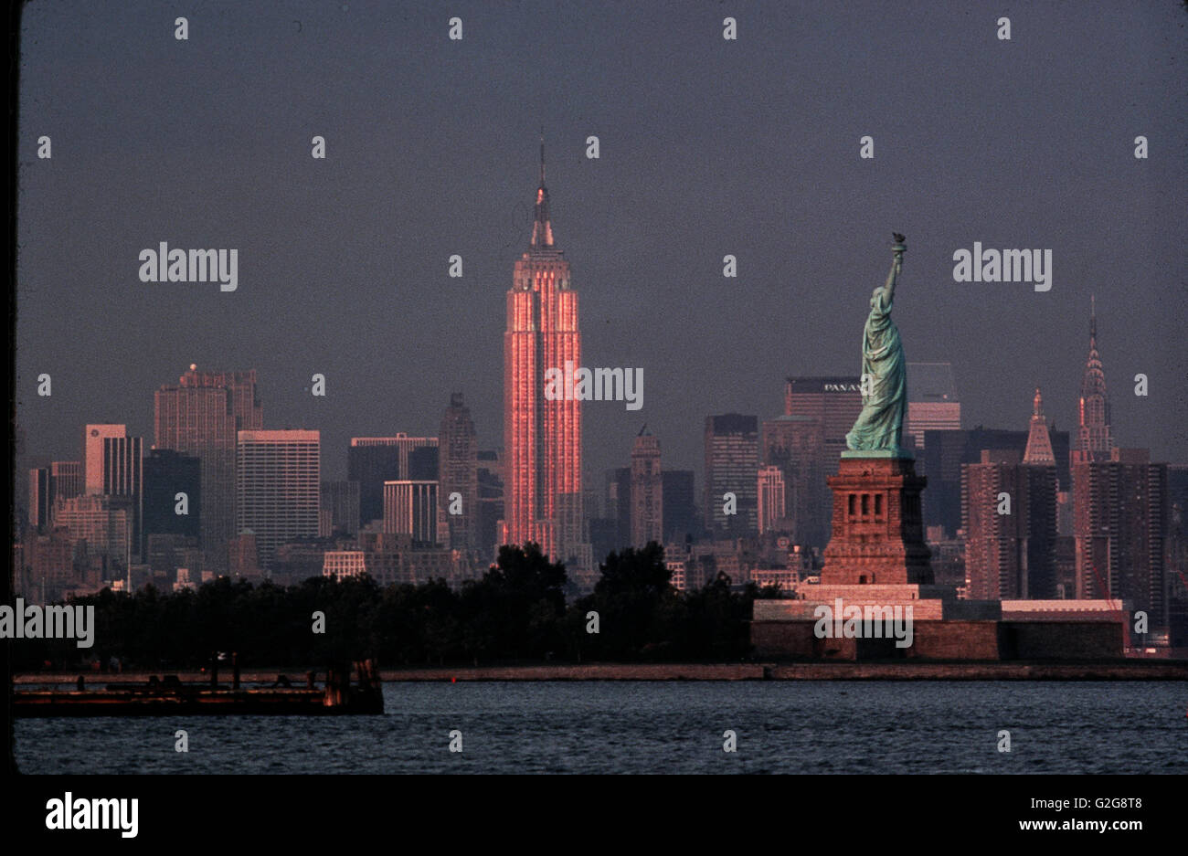 USA - New York. Empire State Building illuminato dal sole al tramonto visto da Bayonne, NJ. Questa icona culturale, William F. Agnello Foto Stock