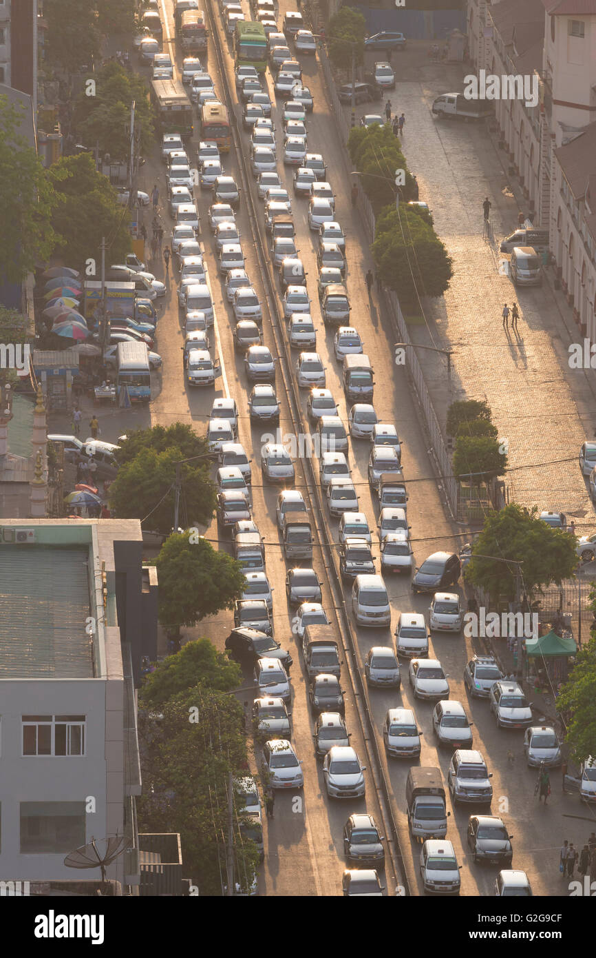 Angolo di alta vista del traffico, Yangon, Myanmar Foto Stock