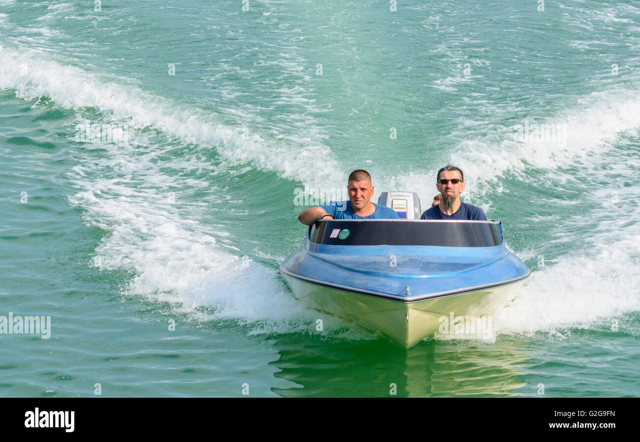 Piccolo motoscafo rivolto in avanti andando veloce su un fiume. Foto Stock
