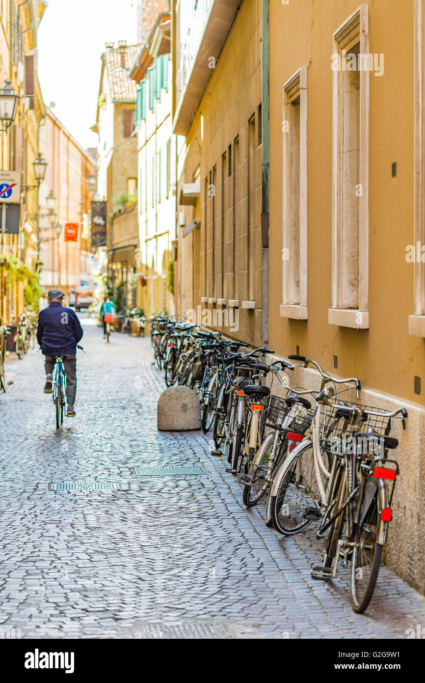 Biciclette parcheggiate in una fila sui ciottoli della città vecchia street Foto Stock