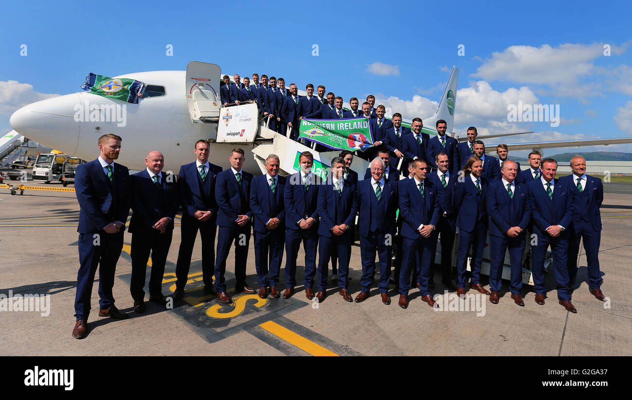 L'Irlanda del Nord football team board del loro piano per loro Euro 2016 training camp in Austria a George Best Belfast City Airport. Foto Stock