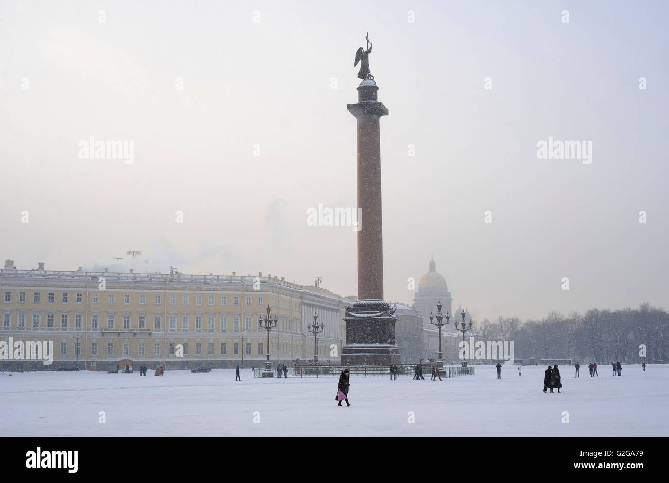 La Russia. San Pietroburgo. Scena d'inverno. Alexander colonna nella Piazza del Palazzo. È stato progettato da Auguste de Montferrand (1786-1858) e Antonio Adamini (1792-1846). Costruito tra il 1830-1834. La colonna che commemora la vittoria russa contro l'invasione francese, guidato da Napoleone I. Foto Stock