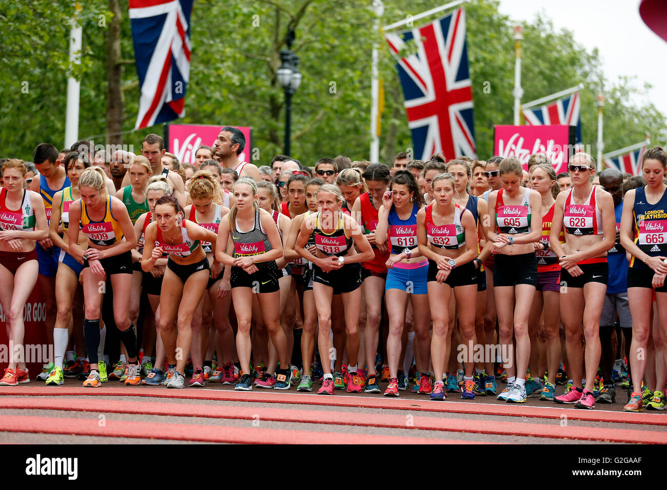 Vista generale di atleti prima dell'inizio del 10k gara durante la vitalità 2016 Londra 10.000. Foto Stock