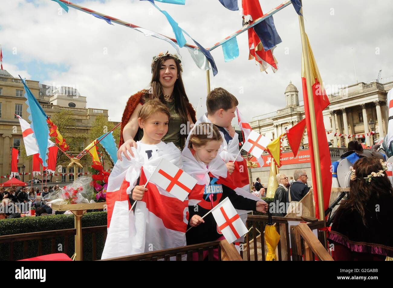 St George's day princess con bambini, celebrando il St George's day a Londra in Trafalgar Square. Foto Stock